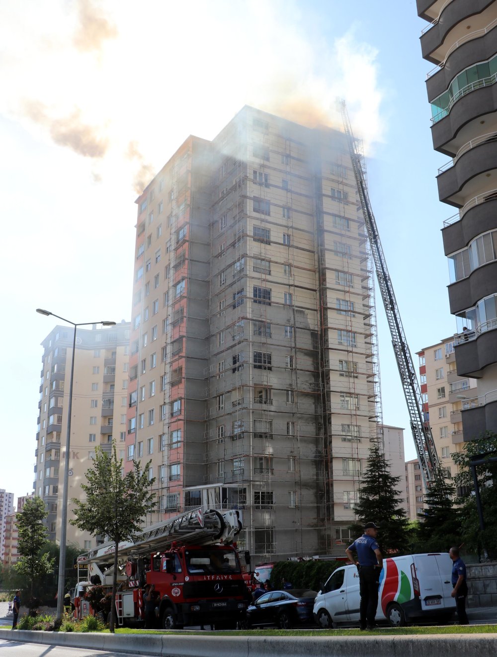 13 katlı binada yangın: 1 kişi öldü