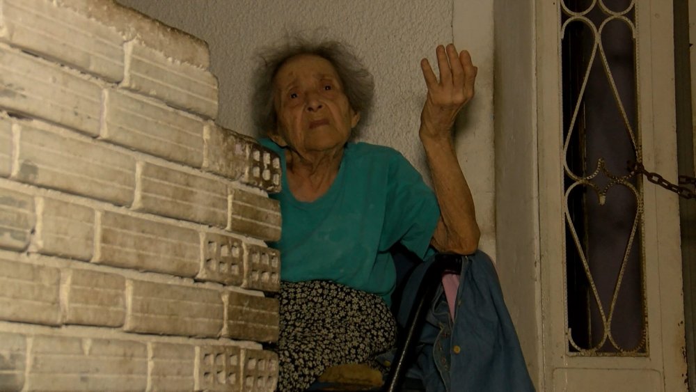Ev sahibi tarafından mahkeme kararıyla evden çıkarıldı: 95 yaşındaki kadın sokakta kaldı