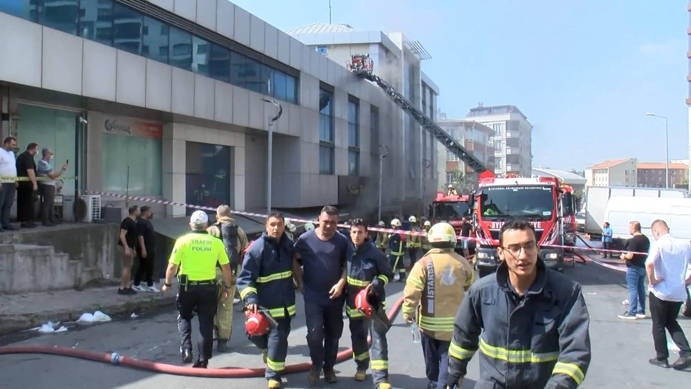 İş merkezinde yangın: Mahsur kalan 9 kişi kurtarıldı
