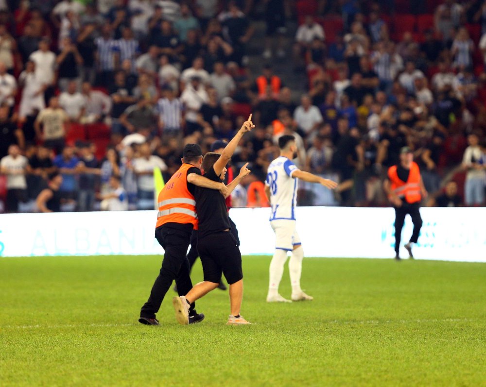 KF Tirana - Beşiktaş maçı yaşanan tribün olayları nedeniyle 15 dakika geç başladı