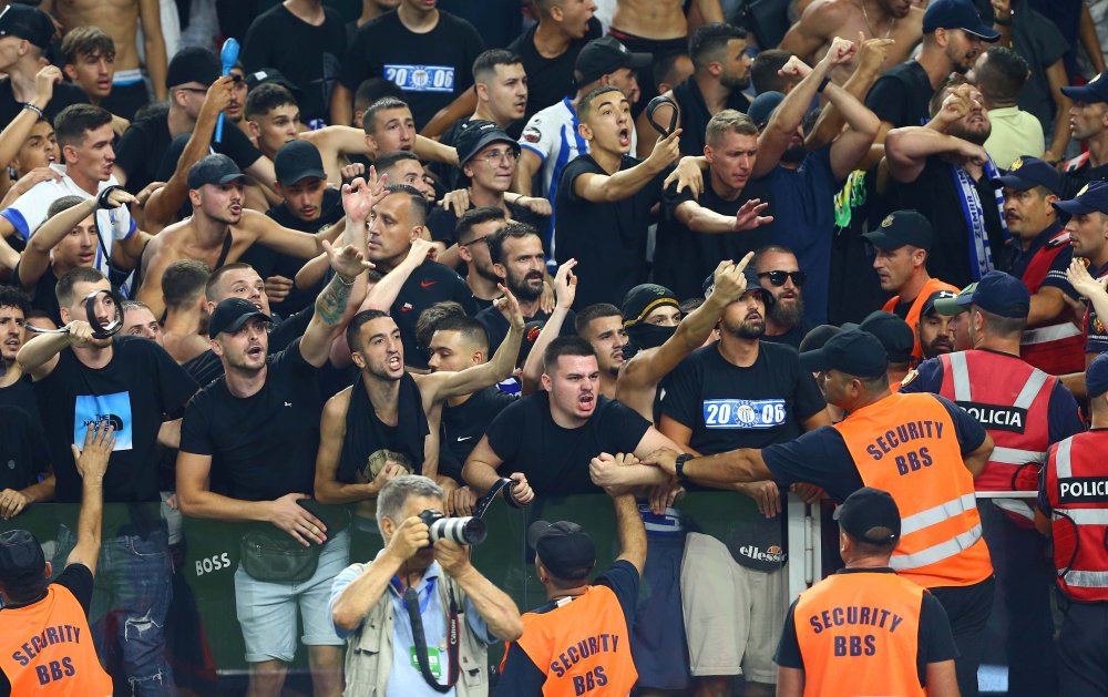 KF Tirana - Beşiktaş maçı yaşanan tribün olayları nedeniyle 15 dakika geç başladı
