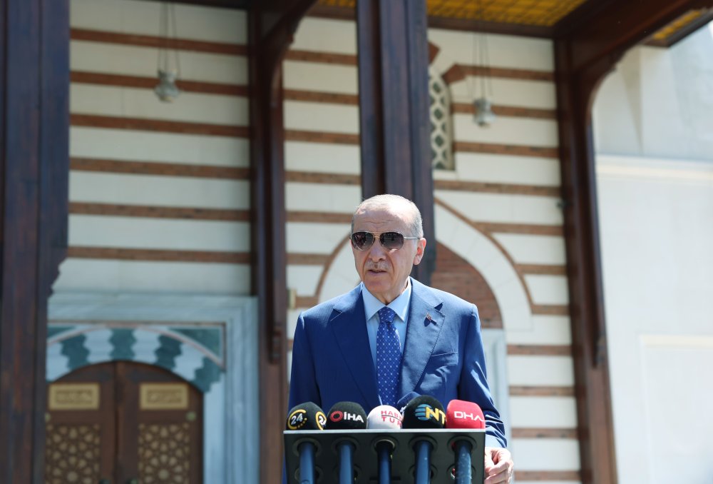 Erdoğan, basın mensuplarına dondurma ikram etti