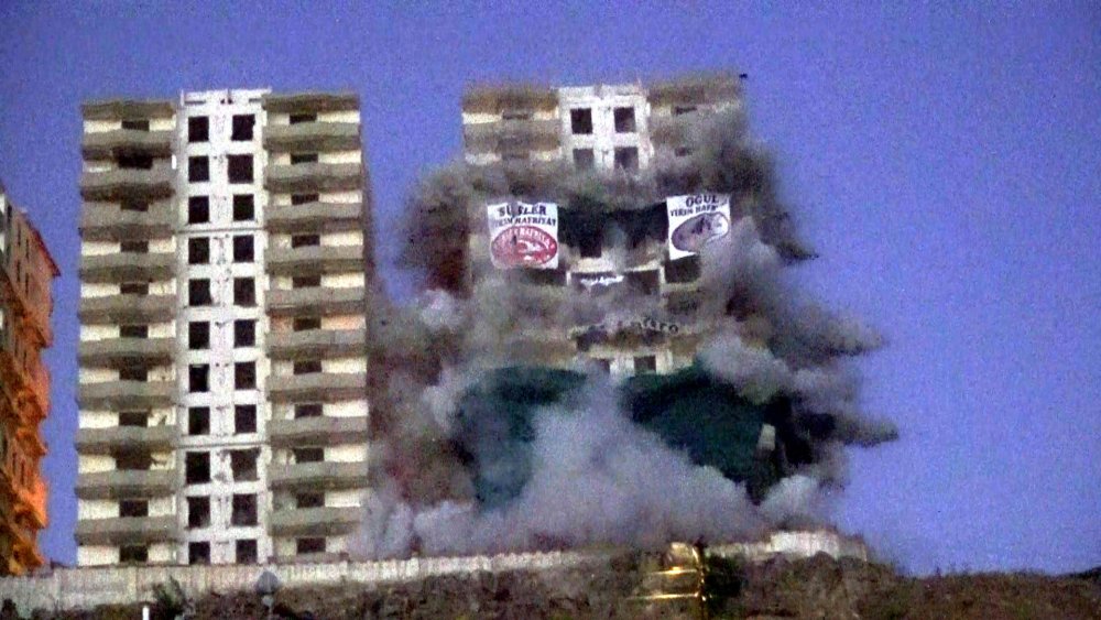 12 katlı hasarlı bina patlayıcı kullanılarak yıkıldı