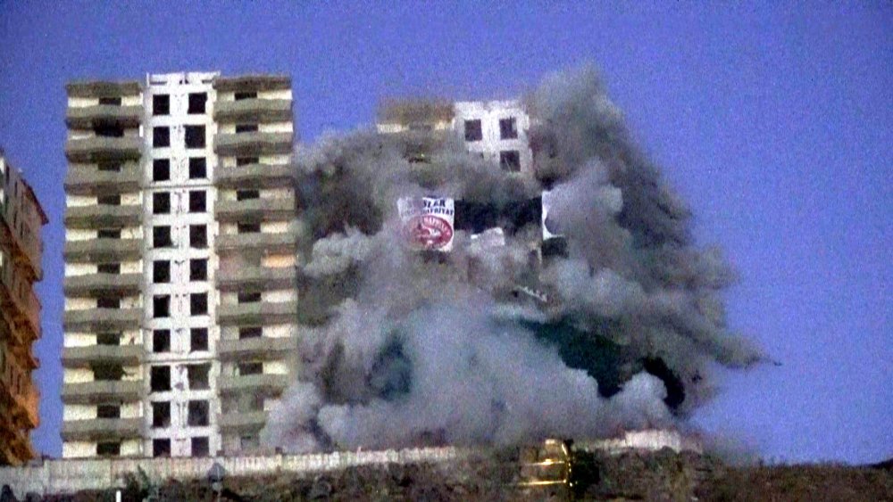 12 katlı hasarlı bina patlayıcı kullanılarak yıkıldı