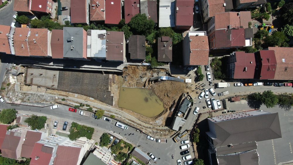 İstanbul'da korku dolu anlar: Yol çöktü, çevredeki binalar boşaltıldı
