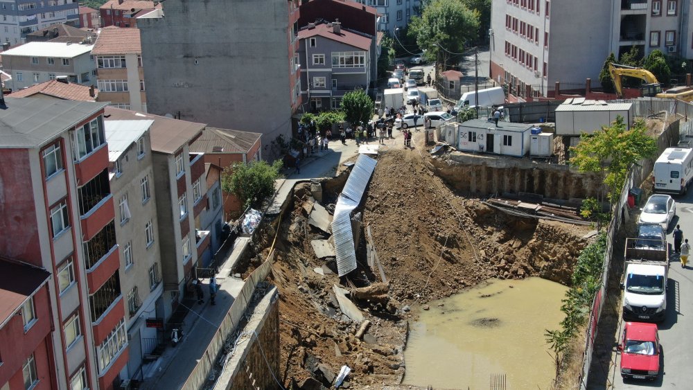İstanbul'da korku dolu anlar: Yol çöktü, çevredeki binalar boşaltıldı