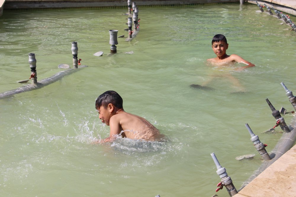 Çocuklar süs havuzunda serinlemeye çalıştı