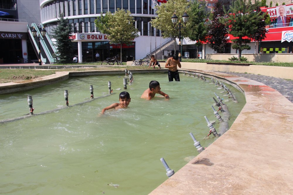 Çocuklar süs havuzunda serinlemeye çalıştı