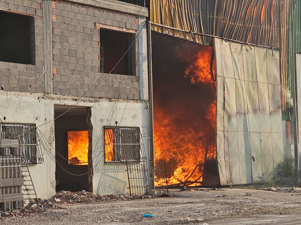 Geri dönüşüm fabrikasında yangın: Alevler bir fabrikaya daha sıçradı
