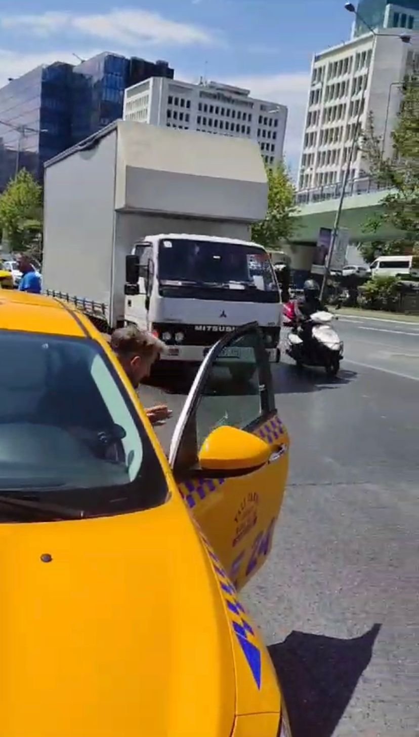 Mesafeyi beğenmeyen taksici yolcuları indirdi iddiası