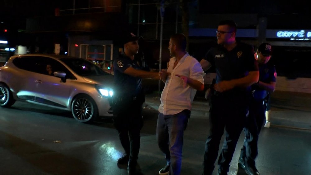 Ortalık karıştı: Alkollü sürücü ve arkadaşları polise zor anlar yaşattı
