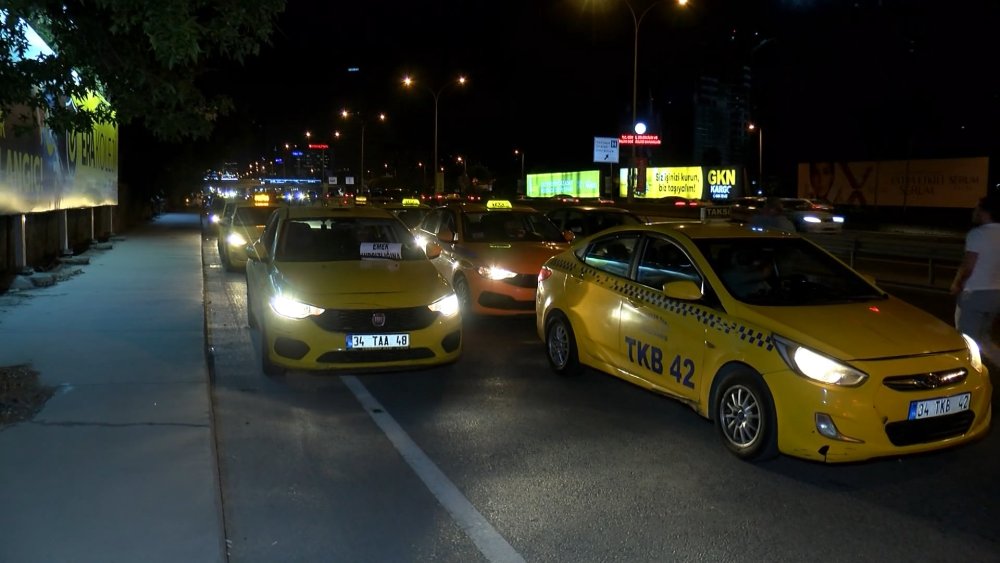 Taksiciler, konvoy oluşturarak eylem yaptı! Gerekçe: Zam talebi