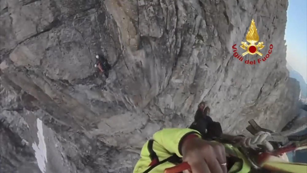 Zamana karşı yarış: 3 bin metrede mahsur kalan dağcılar böyle kurtarıldı