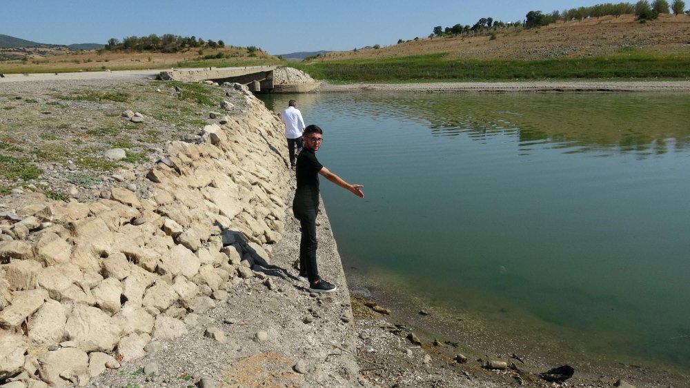 Tehlike çanları çalıyor: Barajda su seviyesi düştü, eski kara yolu ortaya çıktı