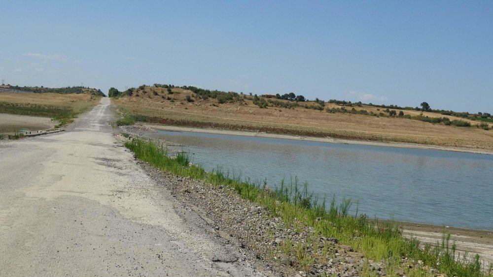 Tehlike çanları çalıyor: Barajda su seviyesi düştü, eski kara yolu ortaya çıktı
