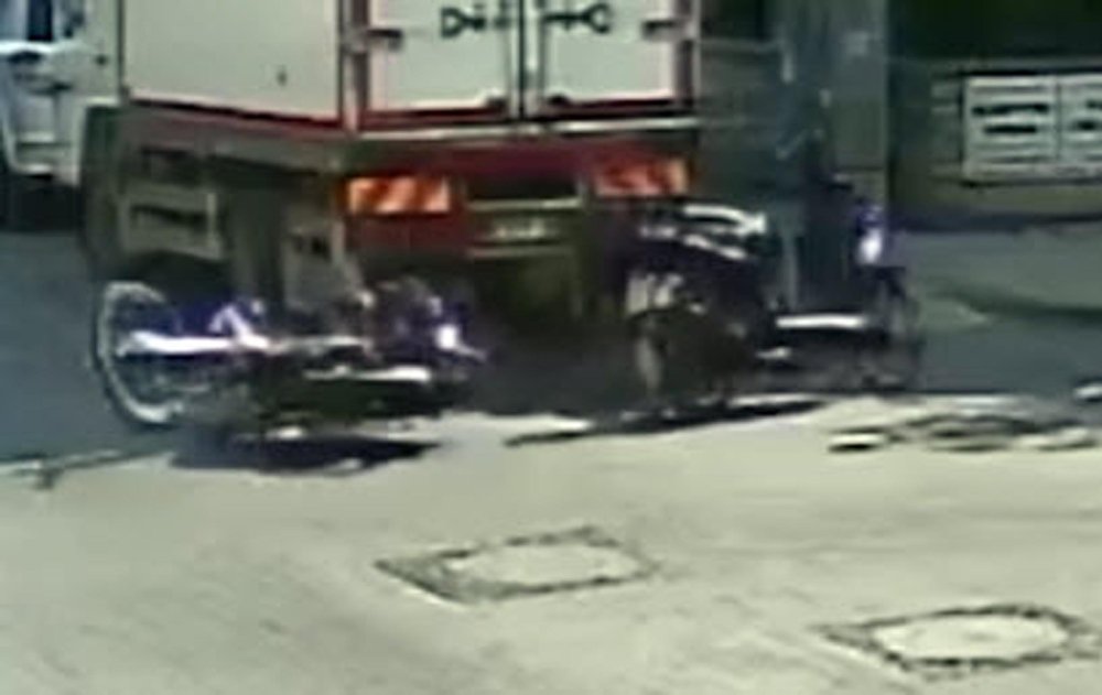 Motosikletlerin çarpıştığı kaza kamerada; 2 yaralı