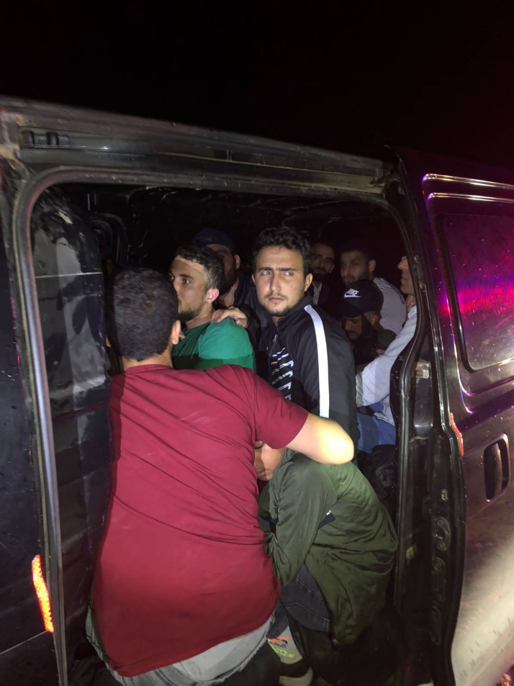 Minibüste 22 kaçak göçmen yakalandı