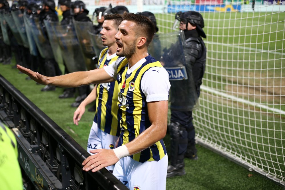 Maribor-Fenerbahçe maçında tansiyon yükseldi: Fenerbahçe taraftarları dışarı çıkartıldı