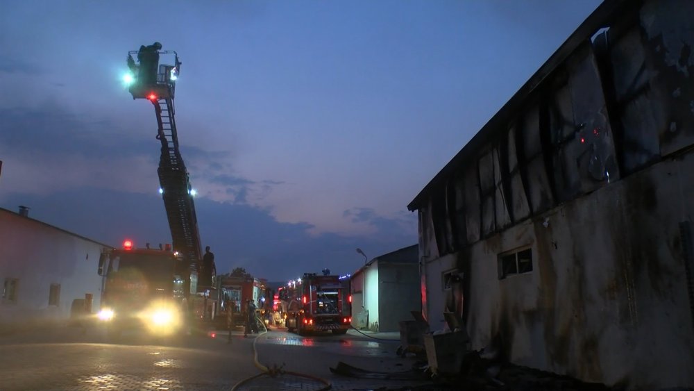 Korkutan fabrika yangını: Büyük çaplı zarara neden oldu