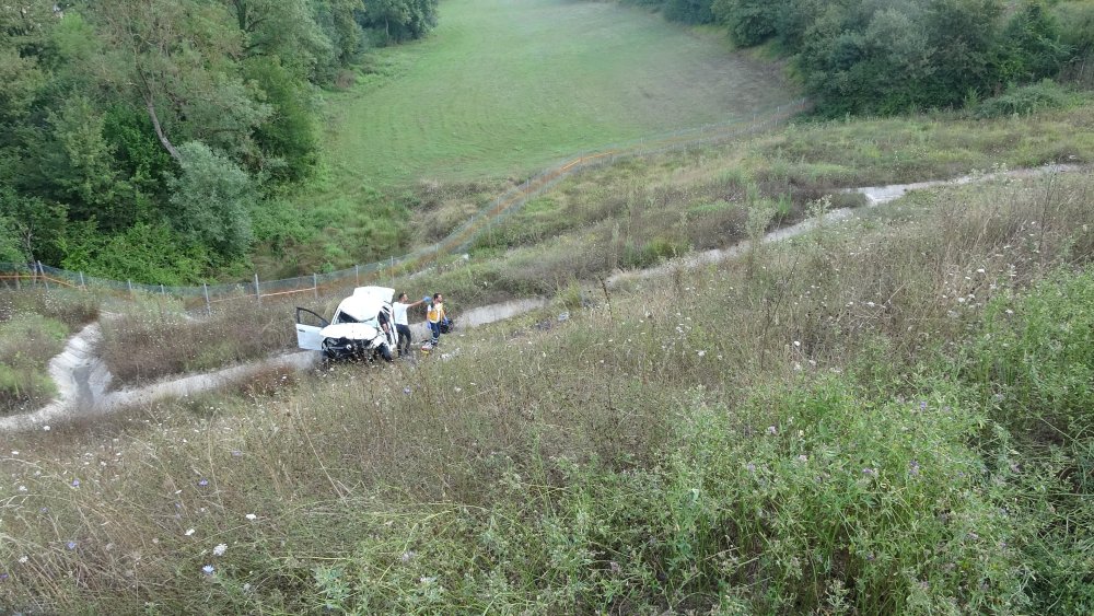 Otomobil 100 metreden yuvarlandı; sürücü ve 2 oğlu öldü, eşi yaralandı