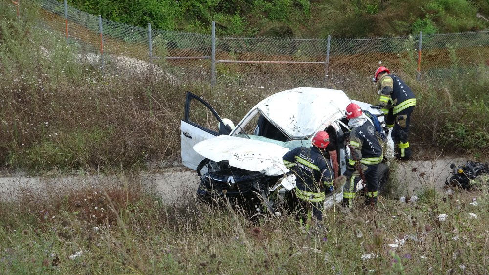 Otomobil 100 metreden yuvarlandı; sürücü ve 2 oğlu öldü, eşi yaralandı