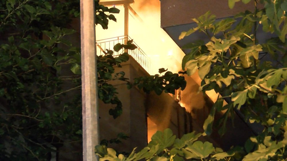 3 katlı binada yangın paniği: Mahsur kalan çift aşağı atladı