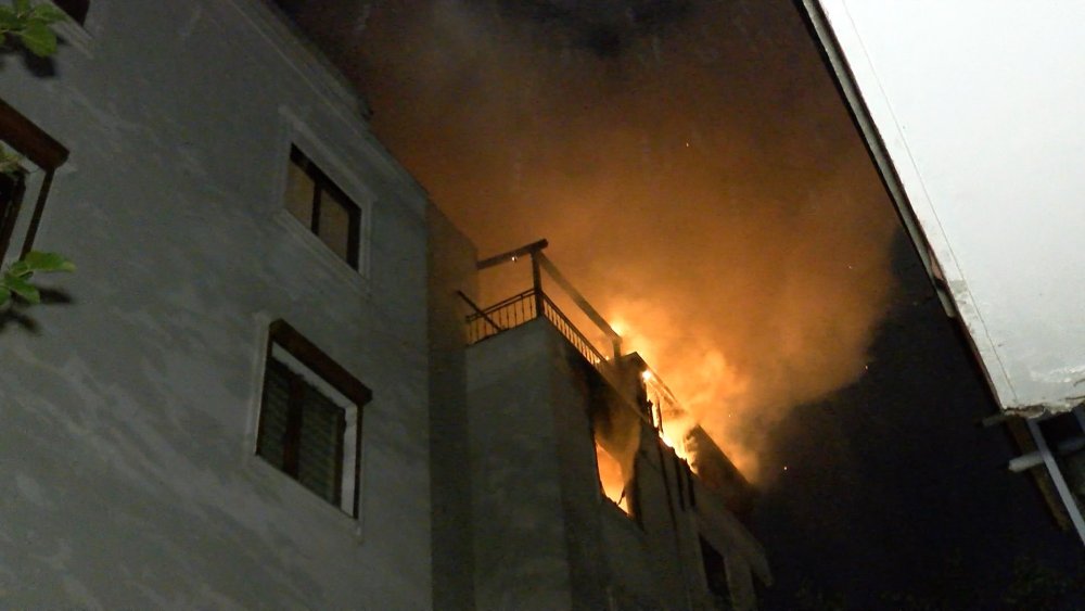 3 katlı binada yangın paniği: Mahsur kalan çift aşağı atladı