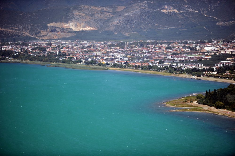 Bölgenin en büyük gölü turkuaza büründü