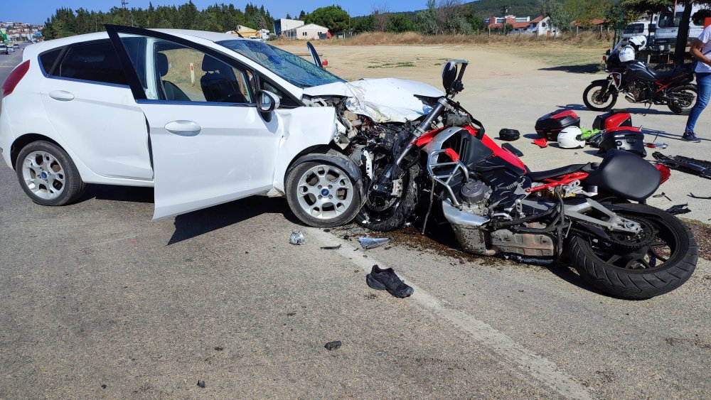 Motosiklet ile otomobil çarpıştı: 1 ölü, 3 yaralı