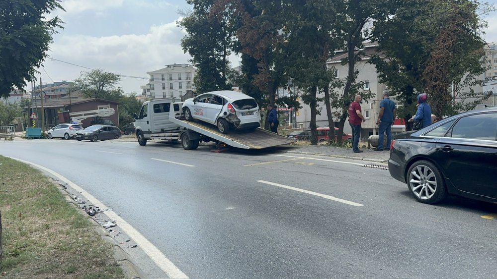 Otomobil, sürücü kursu aracına çarptı: 1 yaralı