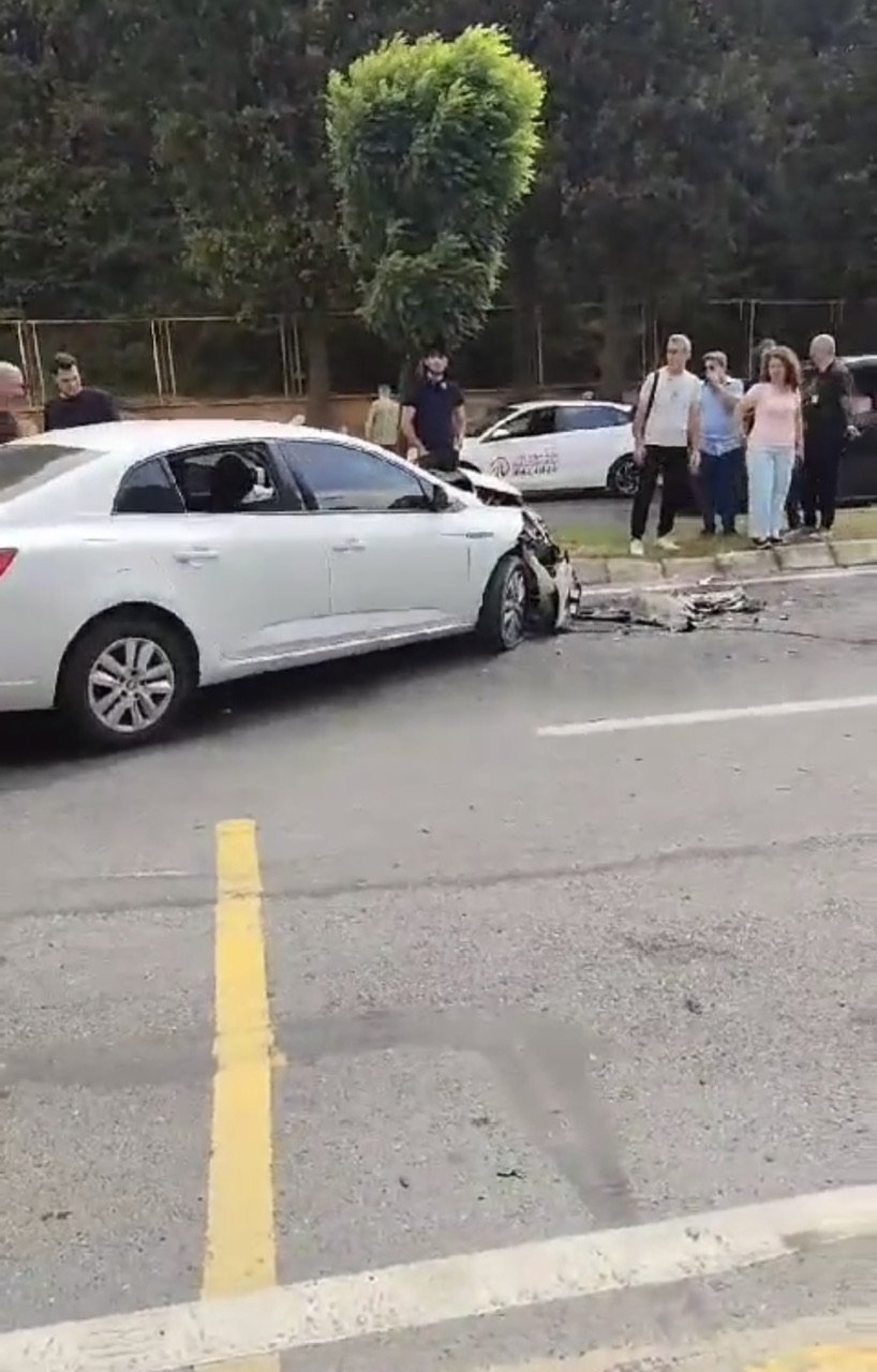 Otomobil, sürücü kursu aracına çarptı: 1 yaralı