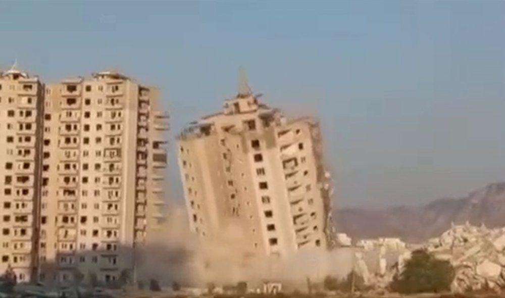 İki katlı bina kendiliğinden çöktü, 16 katlı rezidans yıkıldı