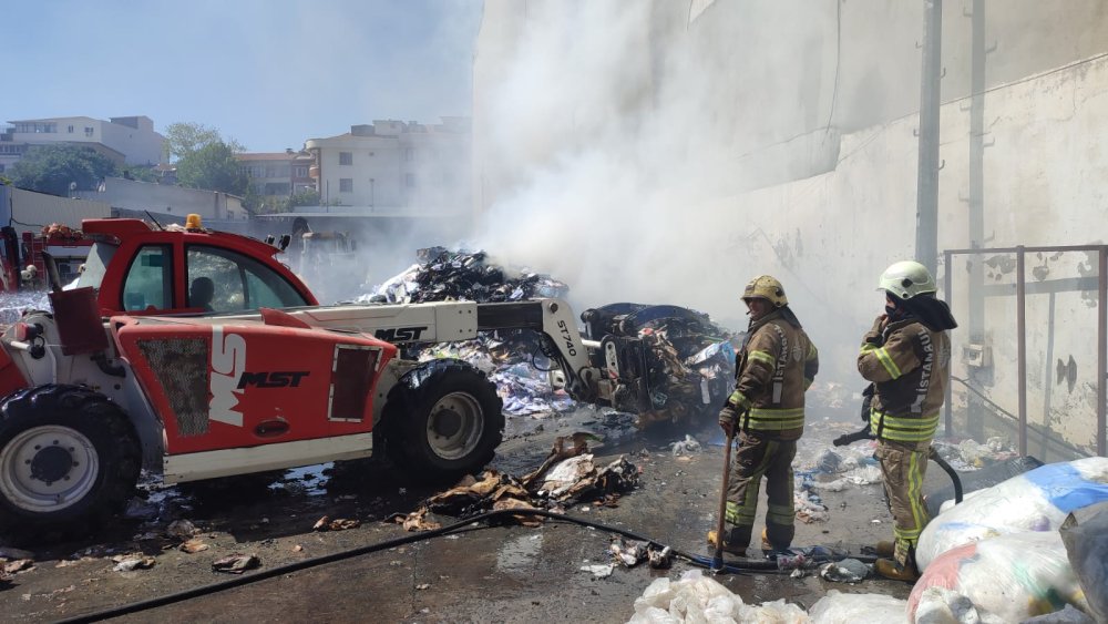 Geri dönüşüm tesisinde yangın: Cadde trafiğe kapandı