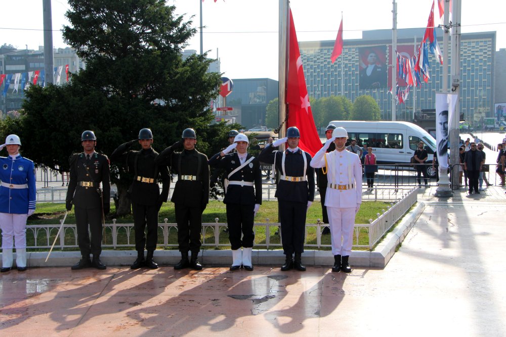 Taksim'de 30 Ağustos Zafer Bayramı töreni düzenlendi