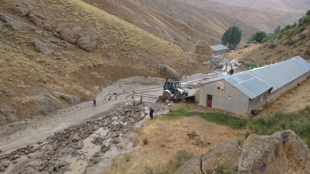 Yağışın olmadığı köyü yayladan gelen su bastı