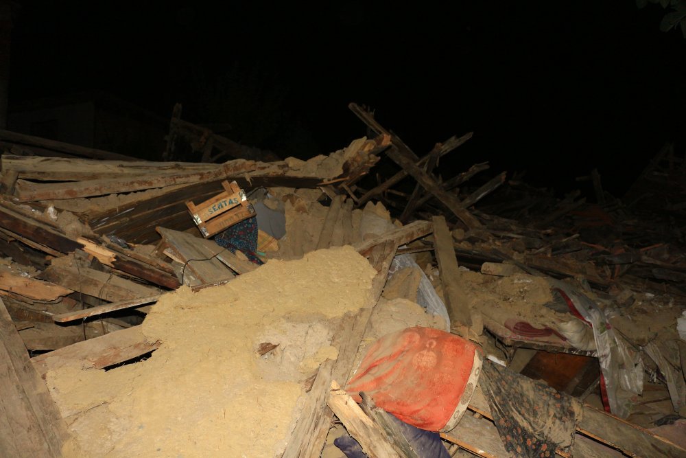 Tek katlı ev çöktü: Bir kişi enkaz altında kaldı
