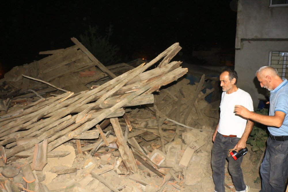 Tek katlı ev çöktü: Bir kişi enkaz altında kaldı