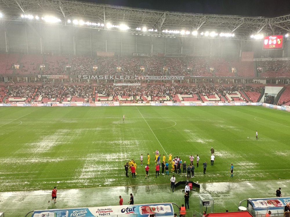 Samsunspor - İstanbulspor maçı yağış nedeniyle ertelendi