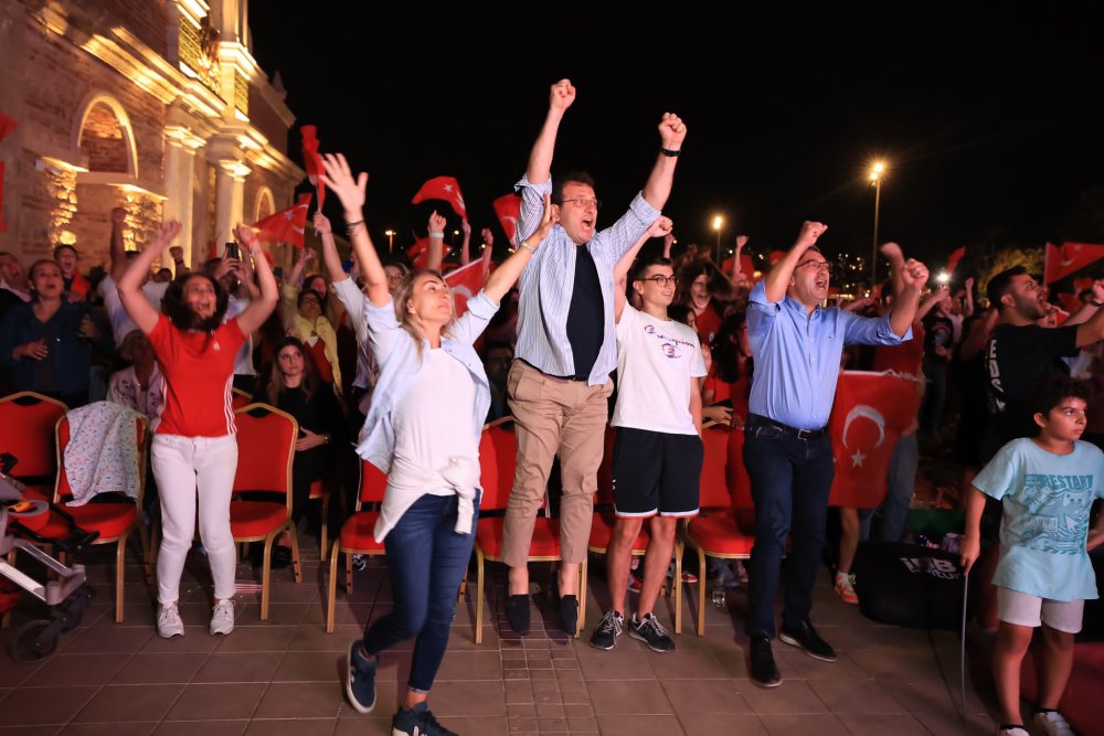 İstanbul'da Türk bayrakları ile şampiyonluk coşkusu; Vali Gül o heyecana ortak oldu