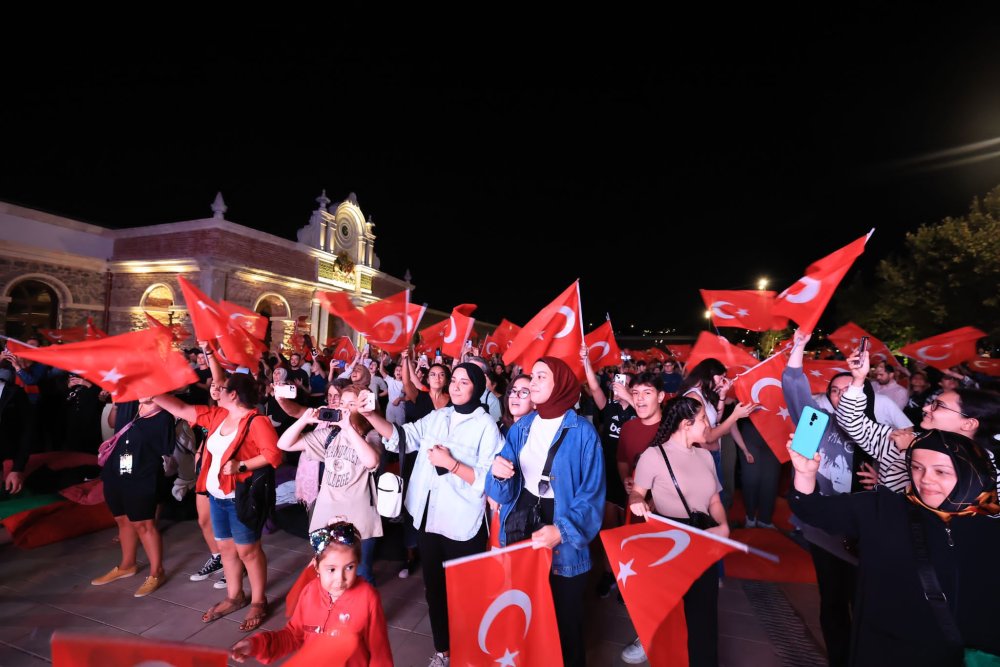 İstanbul'da Türk bayrakları ile şampiyonluk coşkusu; Vali Gül o heyecana ortak oldu
