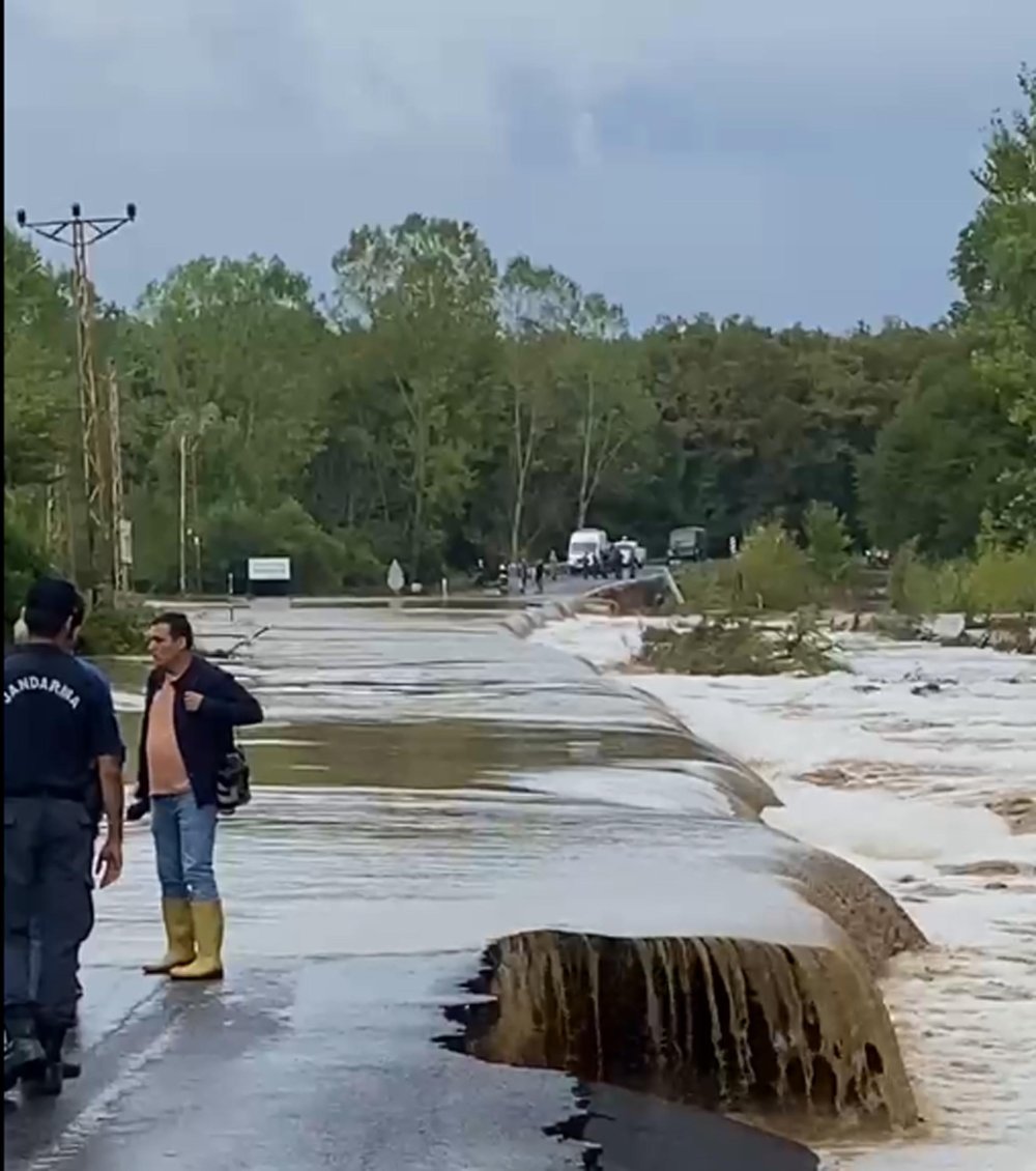 Kentteki kuvvetli yağışta dereler taştı, yollar kapandı