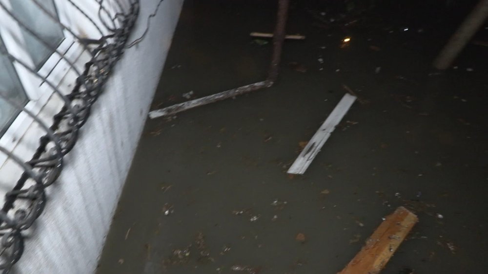 Sağanak yağış sele neden oldu: Evler su altında kaldı