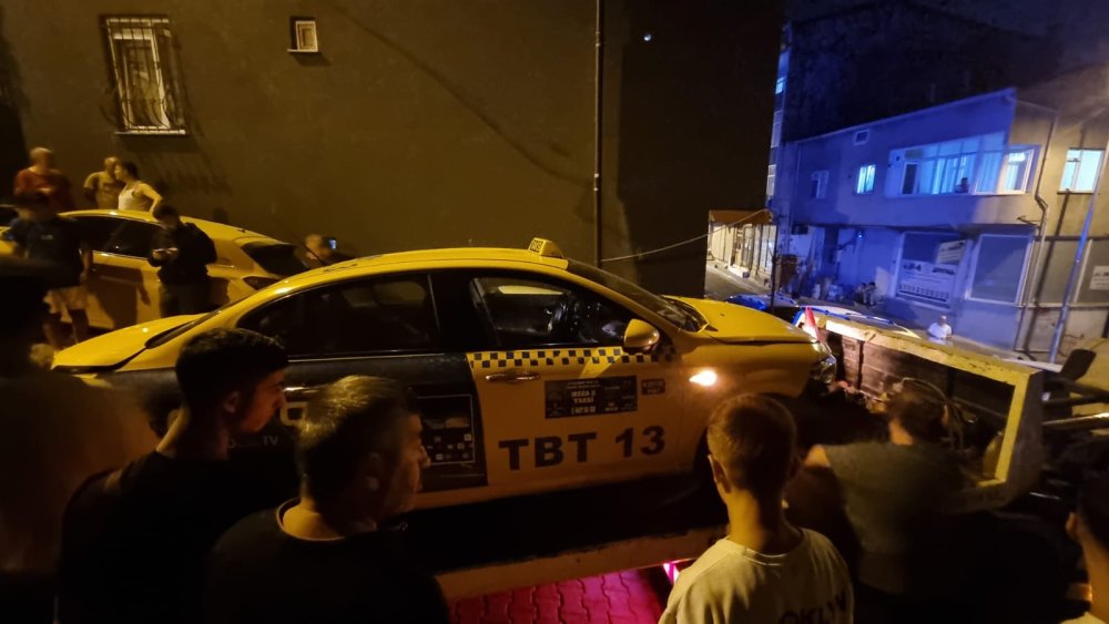Kağıthane'de freni patlayan taksi 3 araca çarptı: 1 yaralı