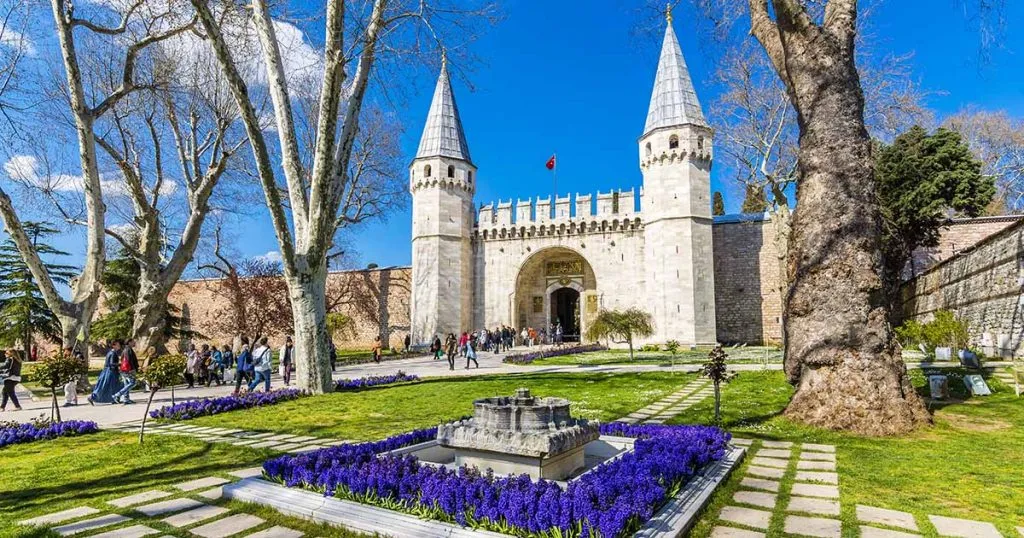cover-topkapi-museum-entrance-in-istanbul-1024x538.webp