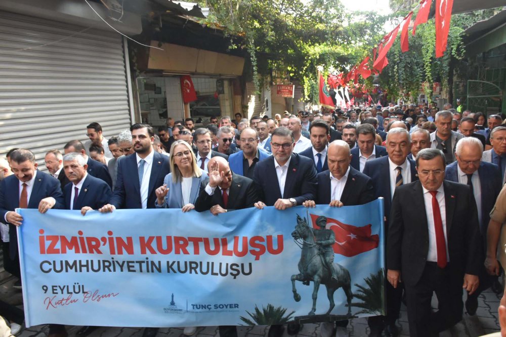 İzmir'de 350 metrelik dev Türk bayrağı ile 'Zafer Yürüyüşü'
