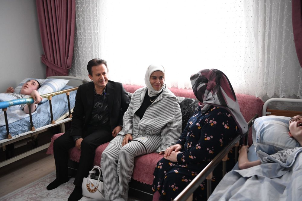 Tuzla Belediye Başkanı, yatağa bağlı yaşayan Akif ve Fatih'i ziyaret etti