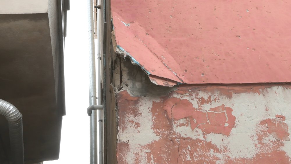 Binadan düşen beton parçaları tehlike saçıyor