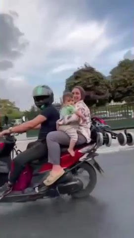 Kucağında çocukla motosiklette tehlikeli yolculuk