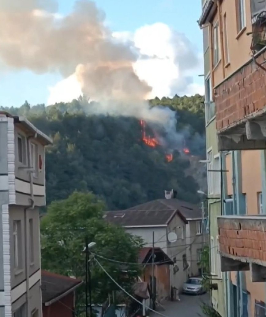 Ormanlık alandaki yangın helikopterle söndürüldü