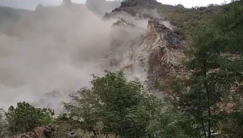 Taş ocağında büyük panik: Kayalar yuvarlandı, çevreyi toz bulutu sardı